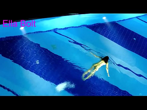 ❤️ Handikwanise kumira kuona, mudiki blonde akabatwa achishambira asina kupfeka muELLA BOLT resort pool ❌ ️❤